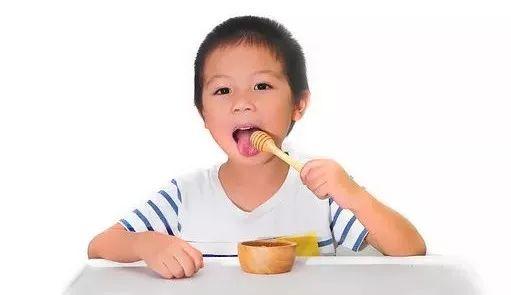 家长跟孩子吃瓜